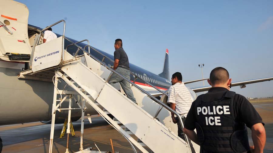 Juez federal declara ilegal la deportación de migrantes a terceros países sin notificación previa