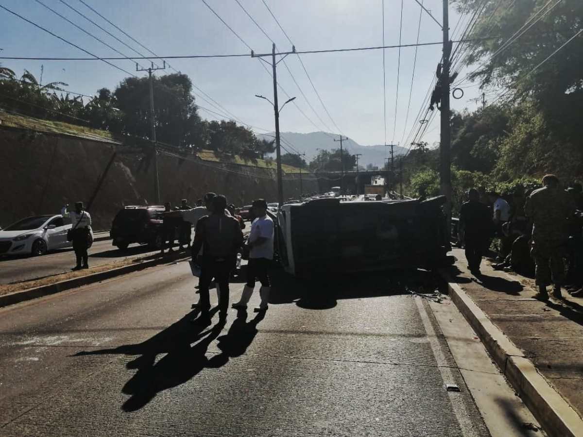 Triple accidente cierra paso hacia San Salvador en bulevar del Ejército y genera fuerte tráfico