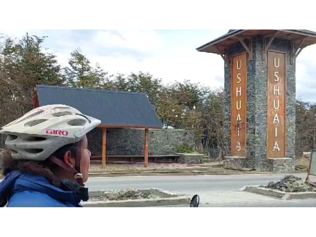 Ciclista salvadoreña completa épico recorrido de más de 23,000 km por Latinoamérica hasta Ushuaia Ciclista salvadoreña completa épico recorrido de más de 23,000 km por Latinoamérica hasta Ushuaia