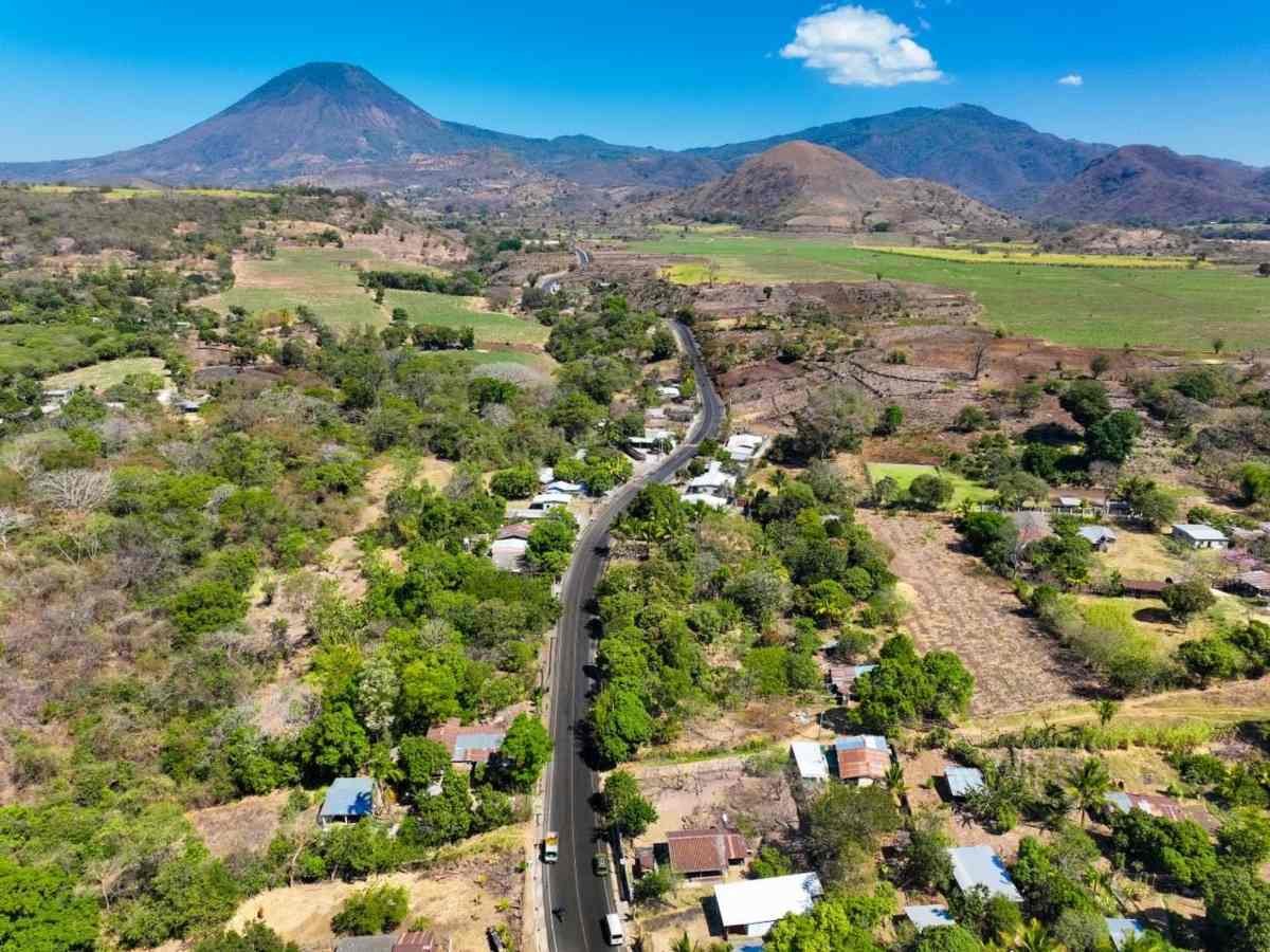 Finalizan primer tramo pavimentado de carretera hacia frontera El Coco en Santa Ana