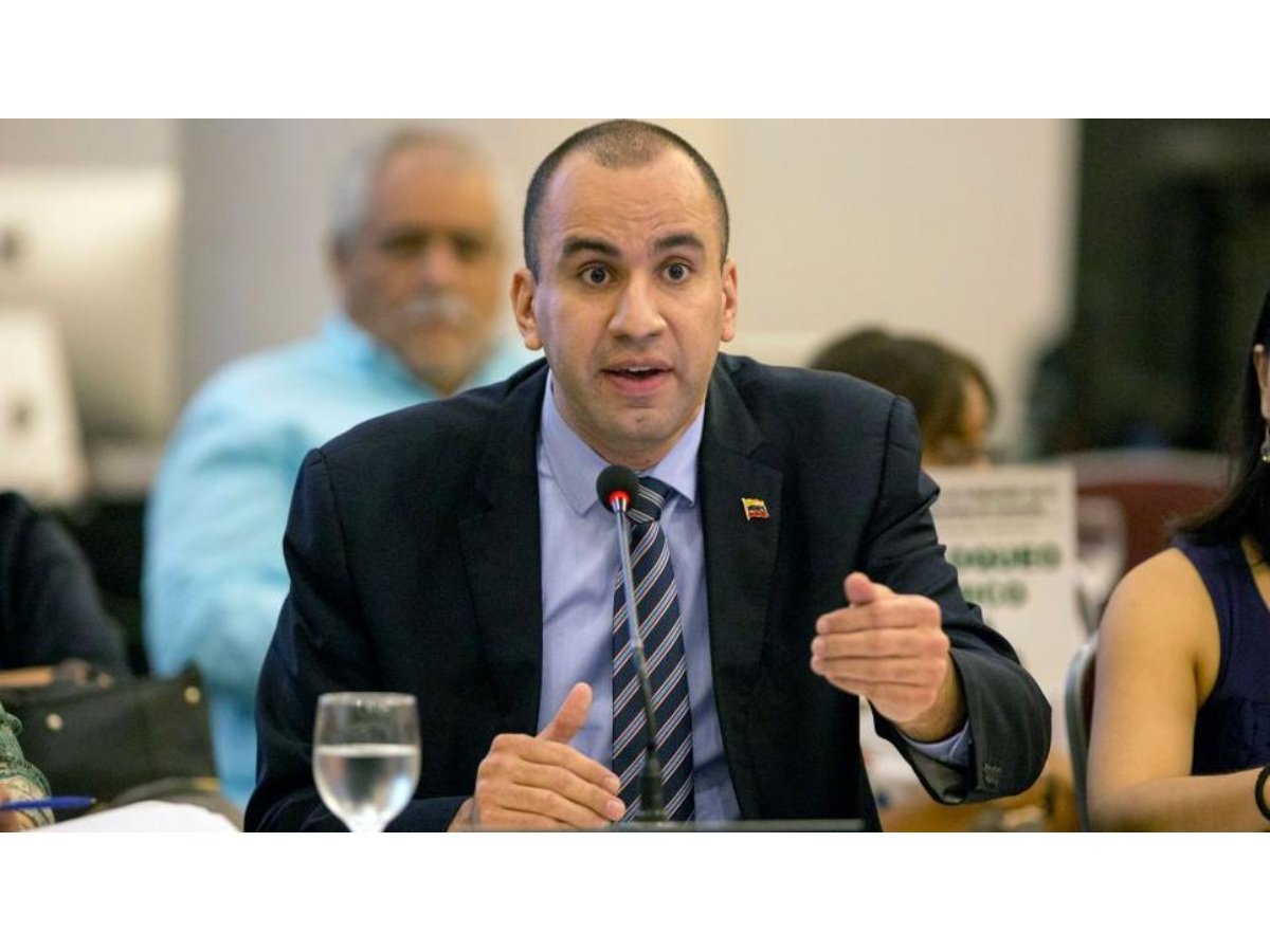 Larry Devoe asume como fiscal general interino de Venezuela en medio de críticas y cambios institucionales