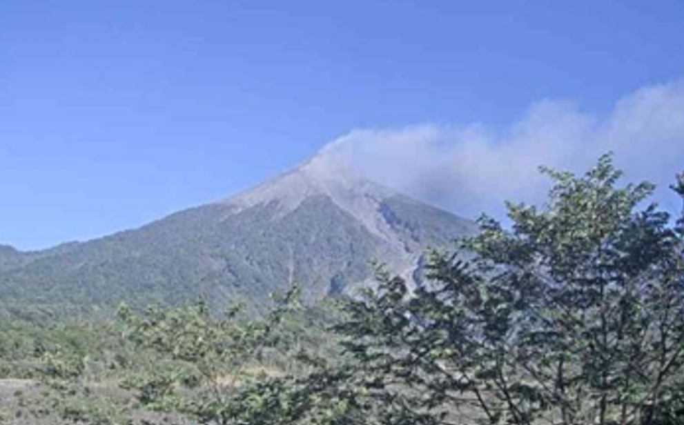 Volcán de Fuego presenta actividad constante con explosiones y dispersión de ceniza en Sacatepéquez