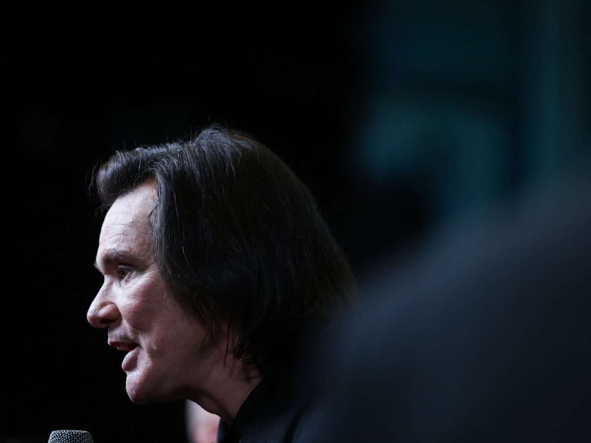 Jim Carrey deslumbra en París con nueva imagen y recibe el César de Honor