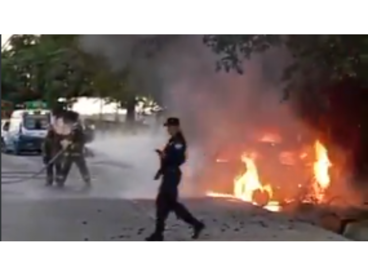 Incendio de vehículo genera cierre temporal en carretera al Puerto de La Libertad