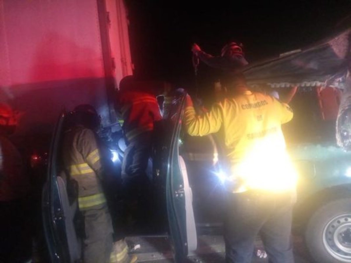 Cinco personas resultan heridas tras colisión entre pick up y rastra en Ateos, La Libertad