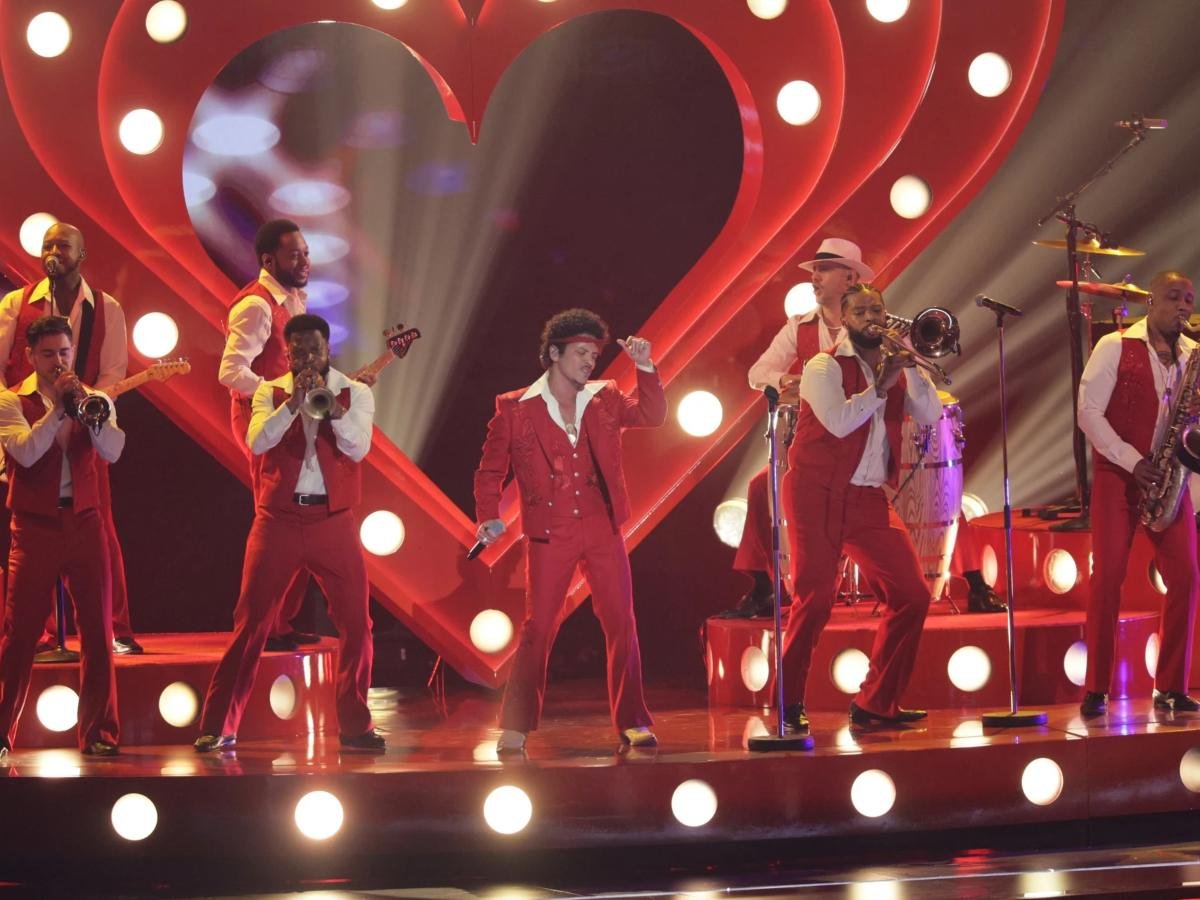 Bruno Mars regresa con ‘The Romantic’, un álbum que celebra el amor y sus raíces musicales