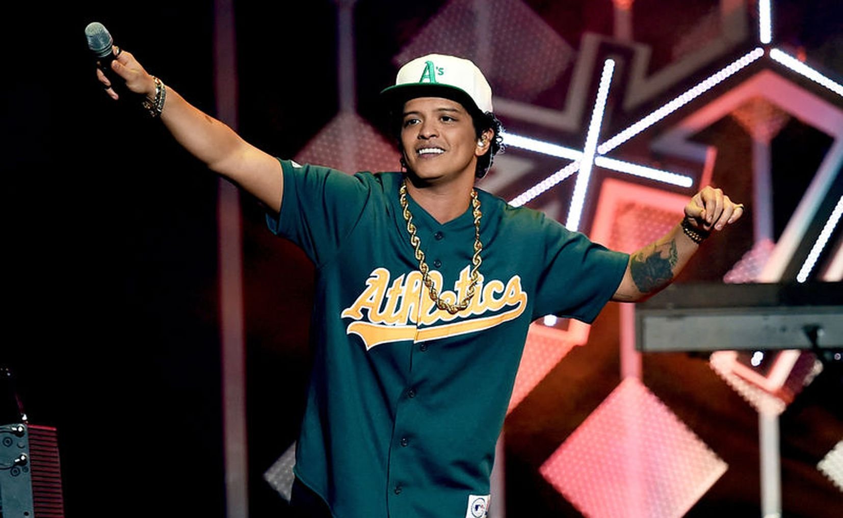 Bruno Mars rinde homenaje a México en su nuevo video ‘Risk It All’ con mariachi y simbolismo cultural