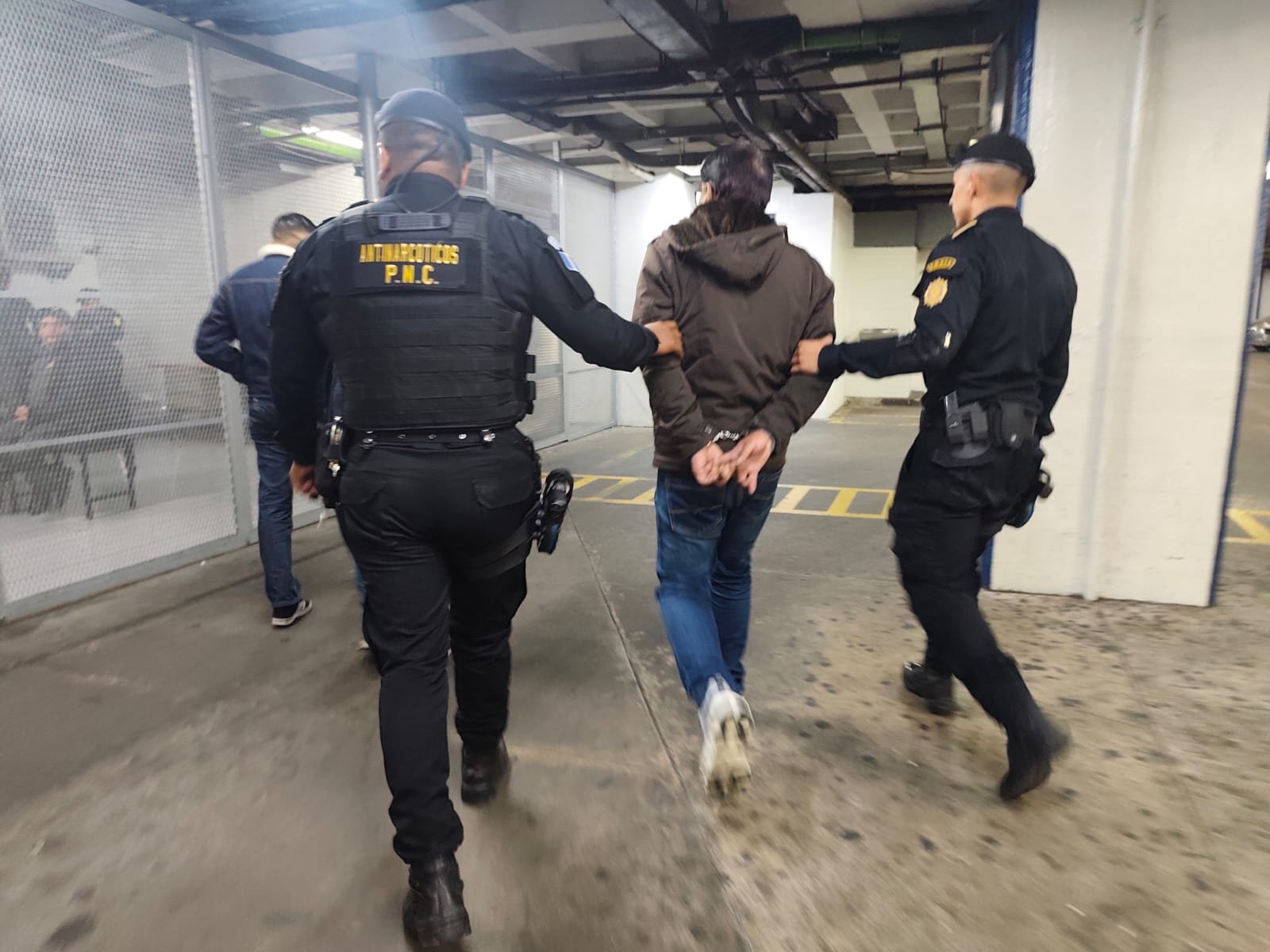 PNC detiene a pareja con visas falsas en el Aeropuerto Internacional La Aurora