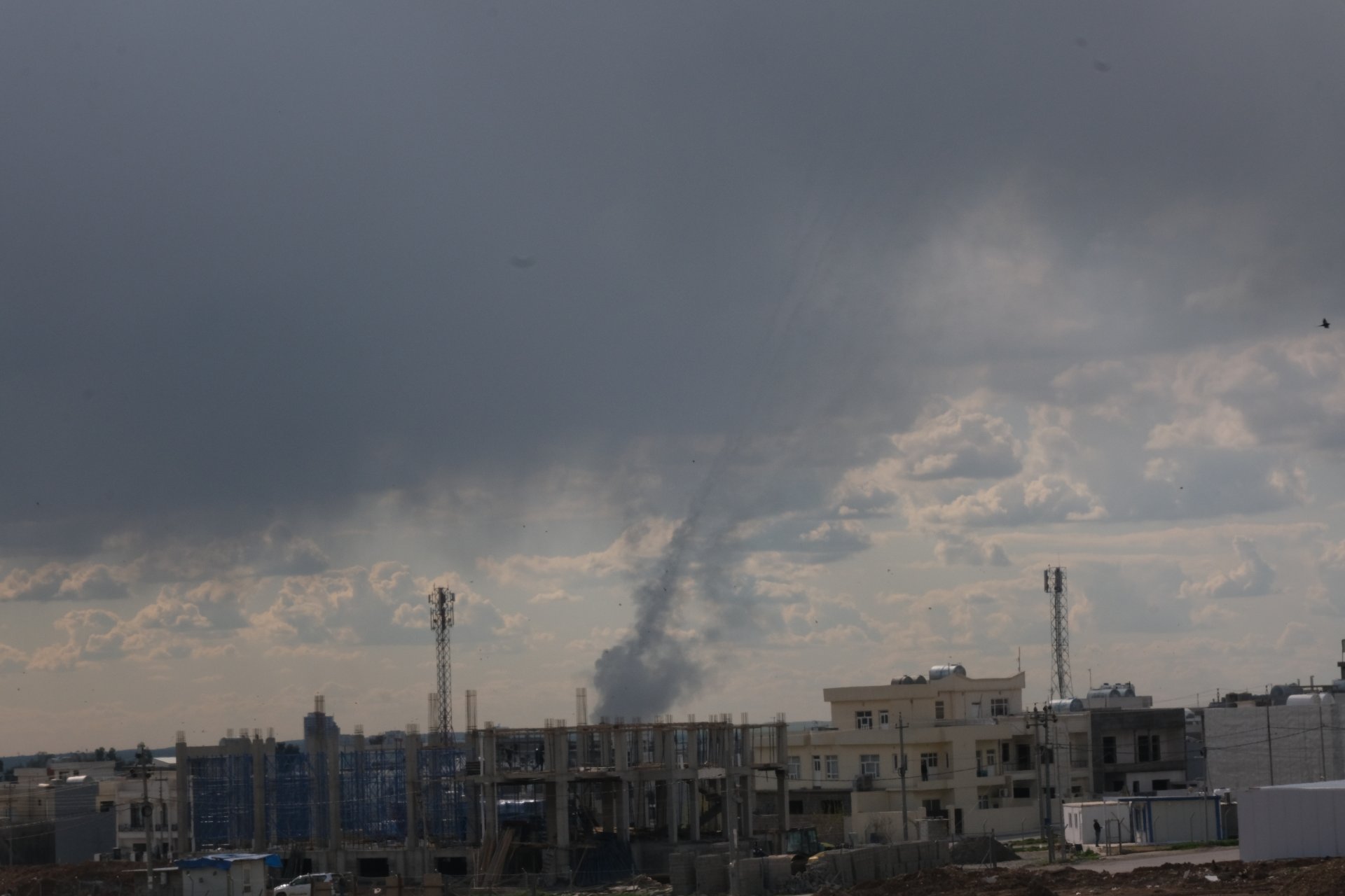 Misiles iraníes impactan capitales del Golfo tras ataques de EEUU e Israel, elevando tensión regional