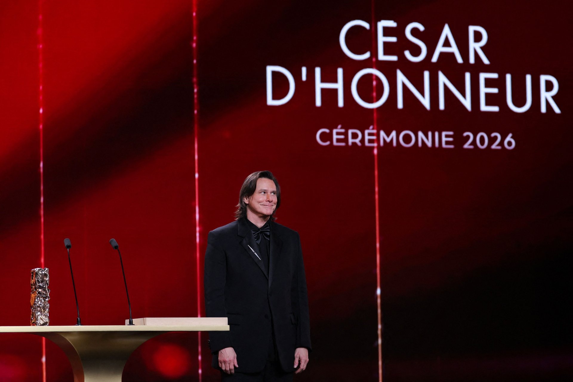 Jim Carrey recibe el César de honor en París y genera debates por su apariencia en la gala