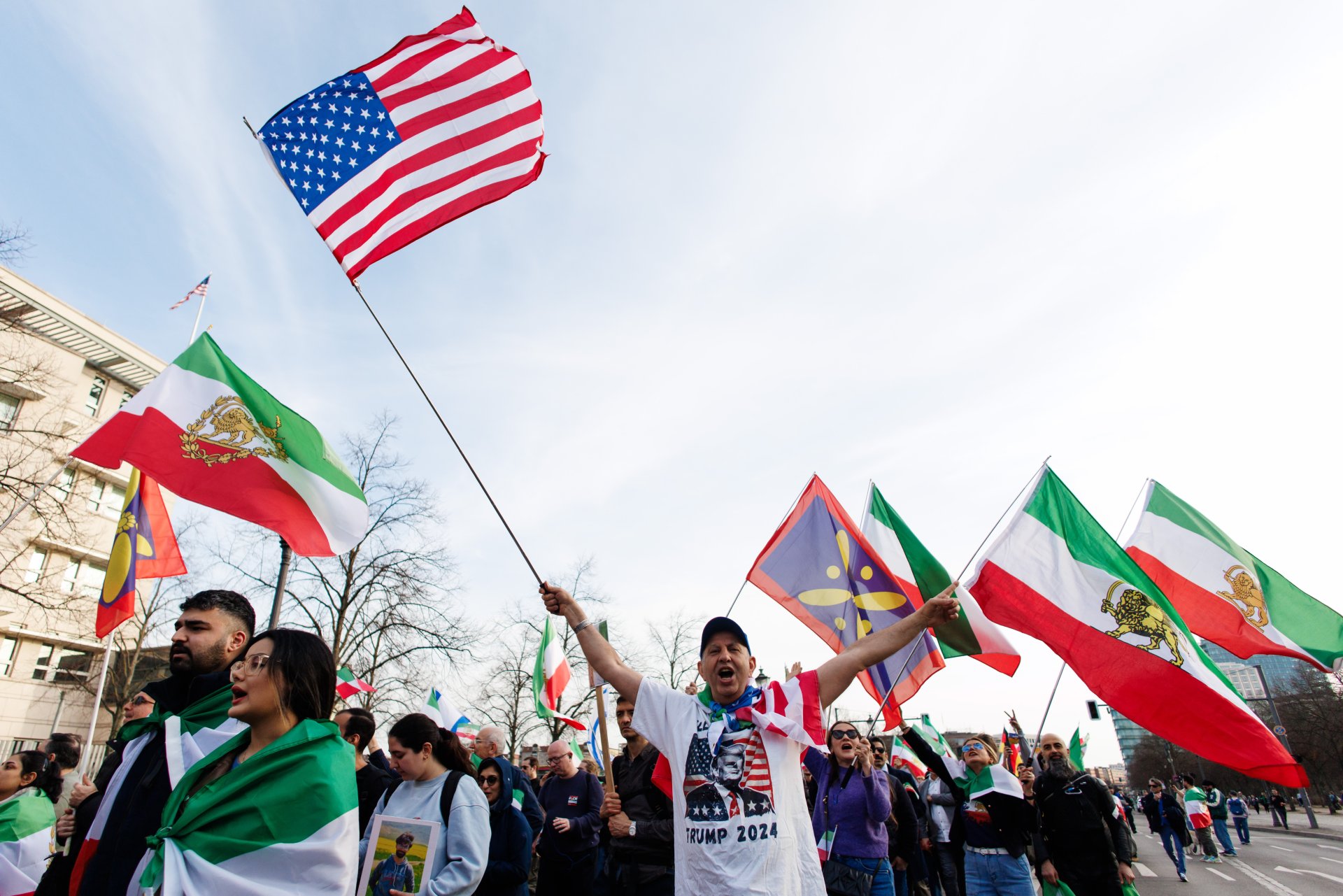Estados Unidos e Israel lanzan ataques contra Irán: escalada y declaraciones de Trump