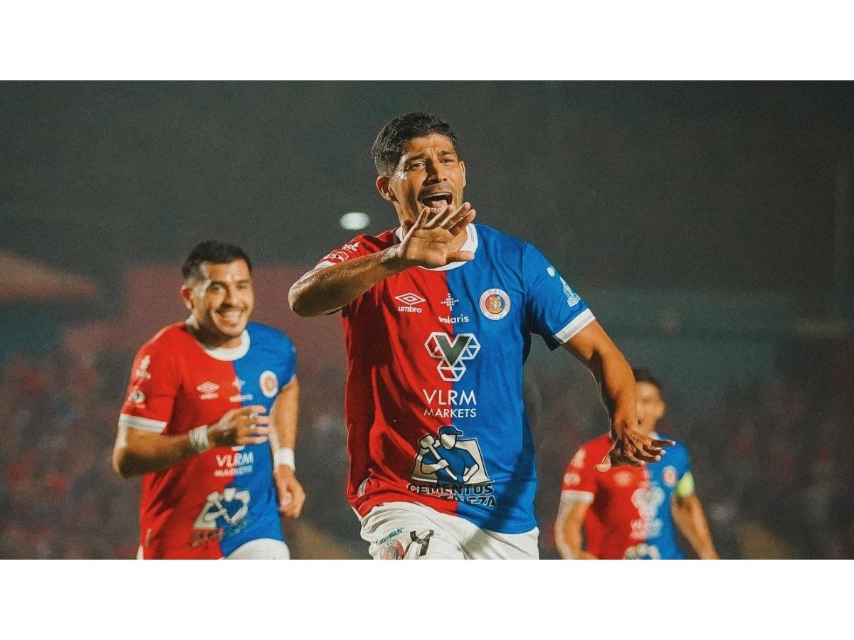 FAS fortalece su liderato tras contundente victoria 2-0 sobre Firpo en el Quiteño FAS fortalece su liderato tras contundente victoria 2-0 sobre Firpo en el Quiteño