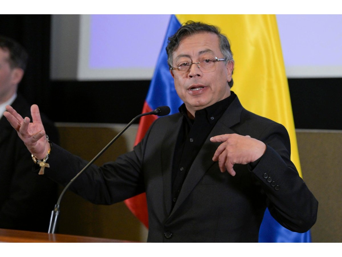 Presidente de Colombia compara su gestión con su desempeño personal en declaraciones polémicas