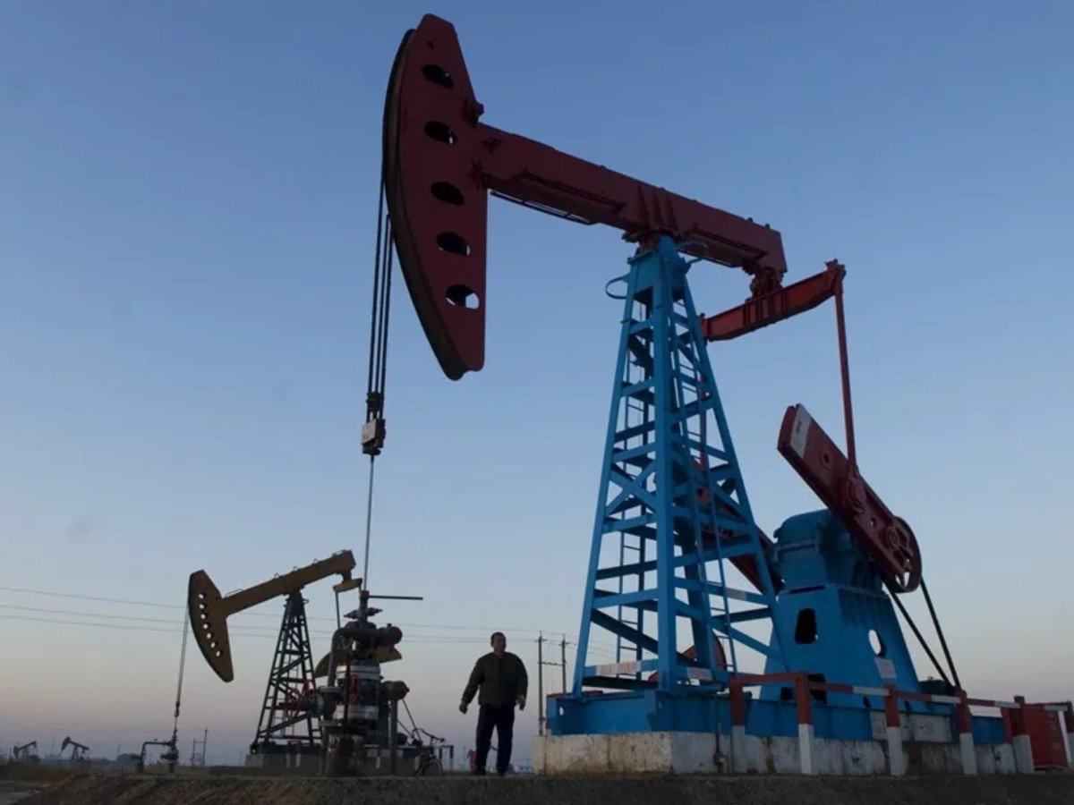 Precio del petróleo sube 10% y podría alcanzar los $100 ante conflicto en el Estrecho de Ormuz