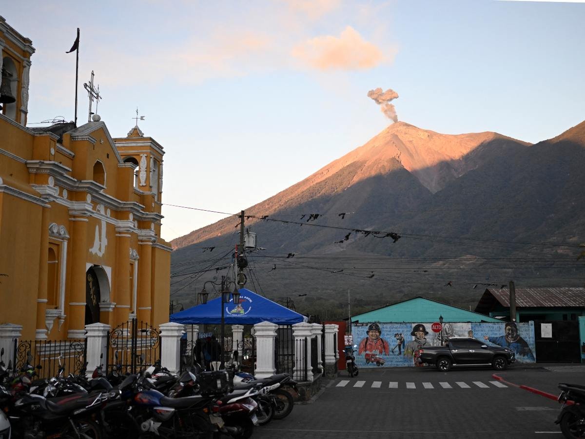 Guatemala activa alerta naranja por intensa actividad en volcanes Fuego y Santiaguito