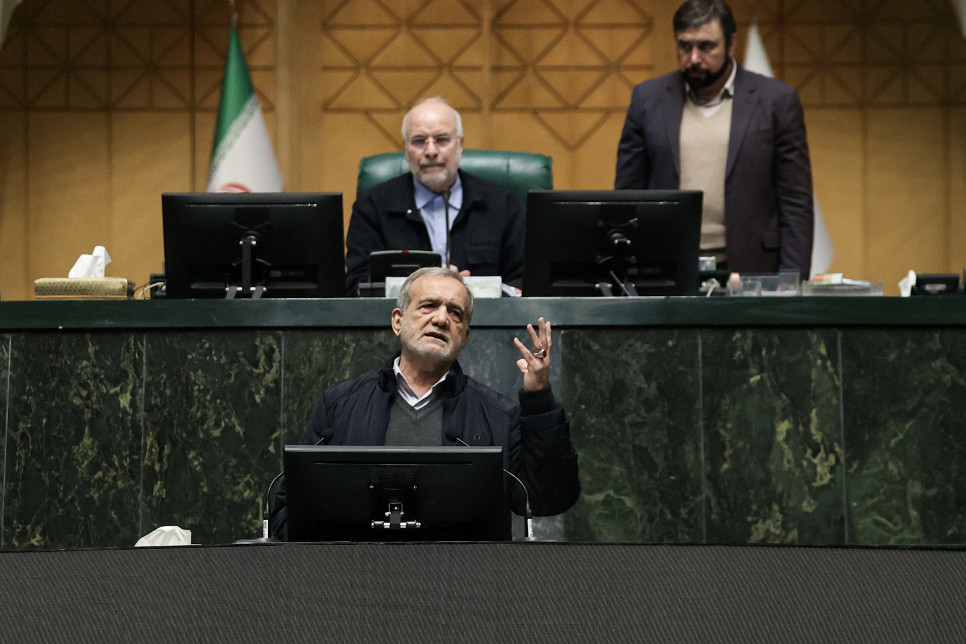 Presidente iraní reafirma compromiso firme de fuerzas armadas tras bombardeos de EE.UU. e Israel