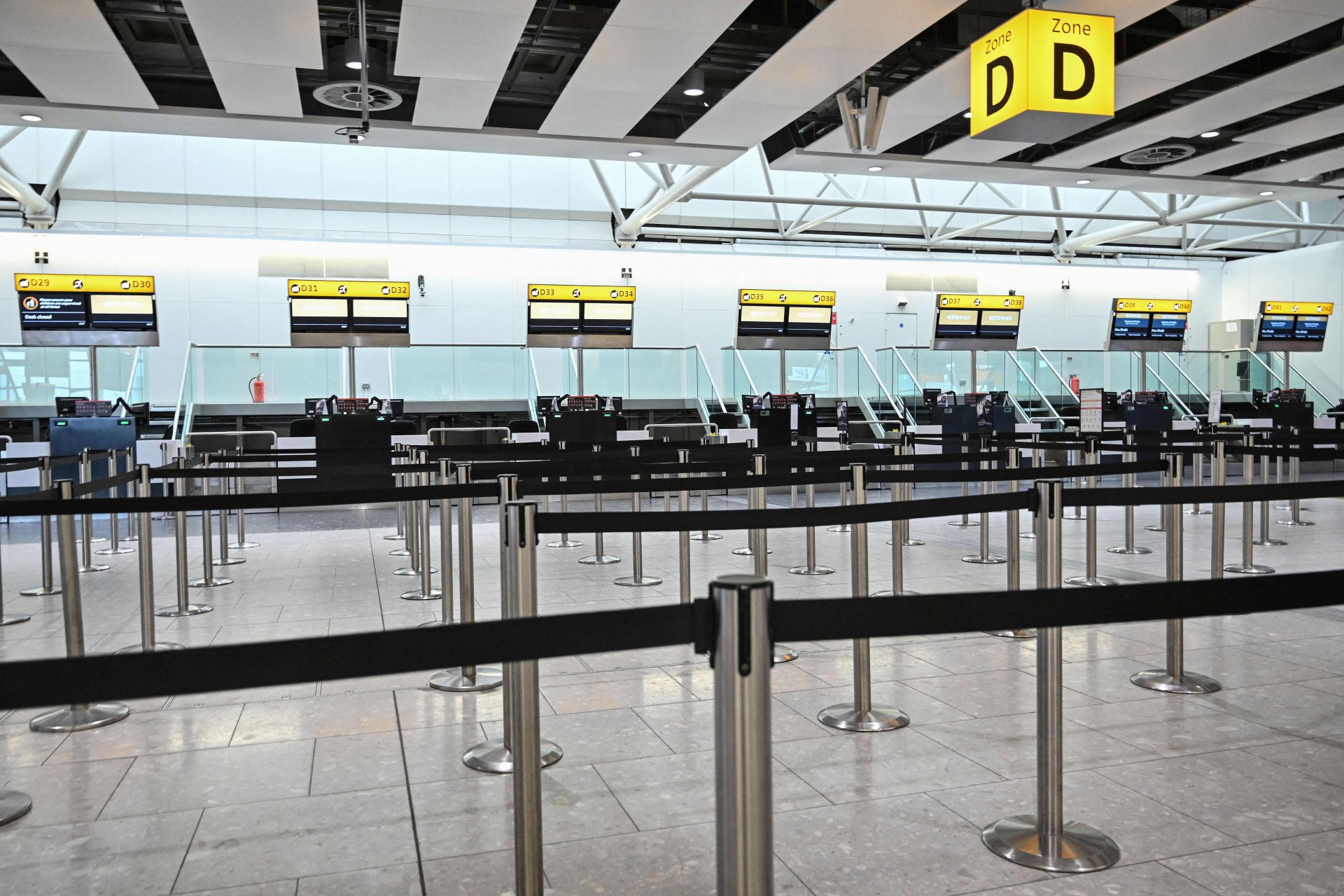 Crisis en aeropuertos de Medio Oriente: miles de viajeros afectados por cancelaciones y cierres aéreos