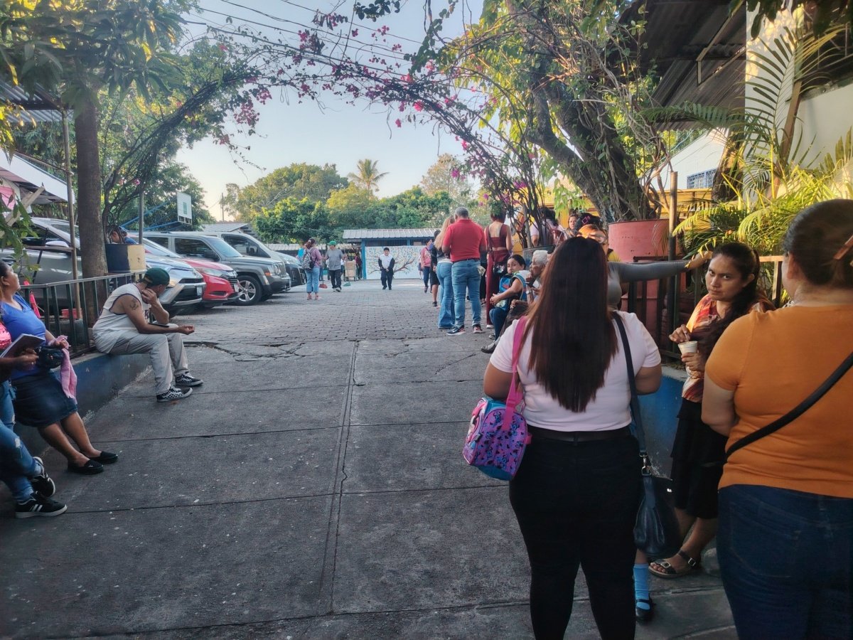 Sindicatos magisteriales denuncian retrasos y problemas en entrega de paquetes escolares en El Salvador