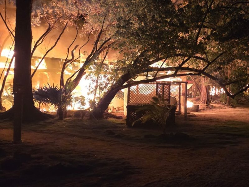 Incendio de gran magnitud afecta hotel emblemático en Roatán, Honduras