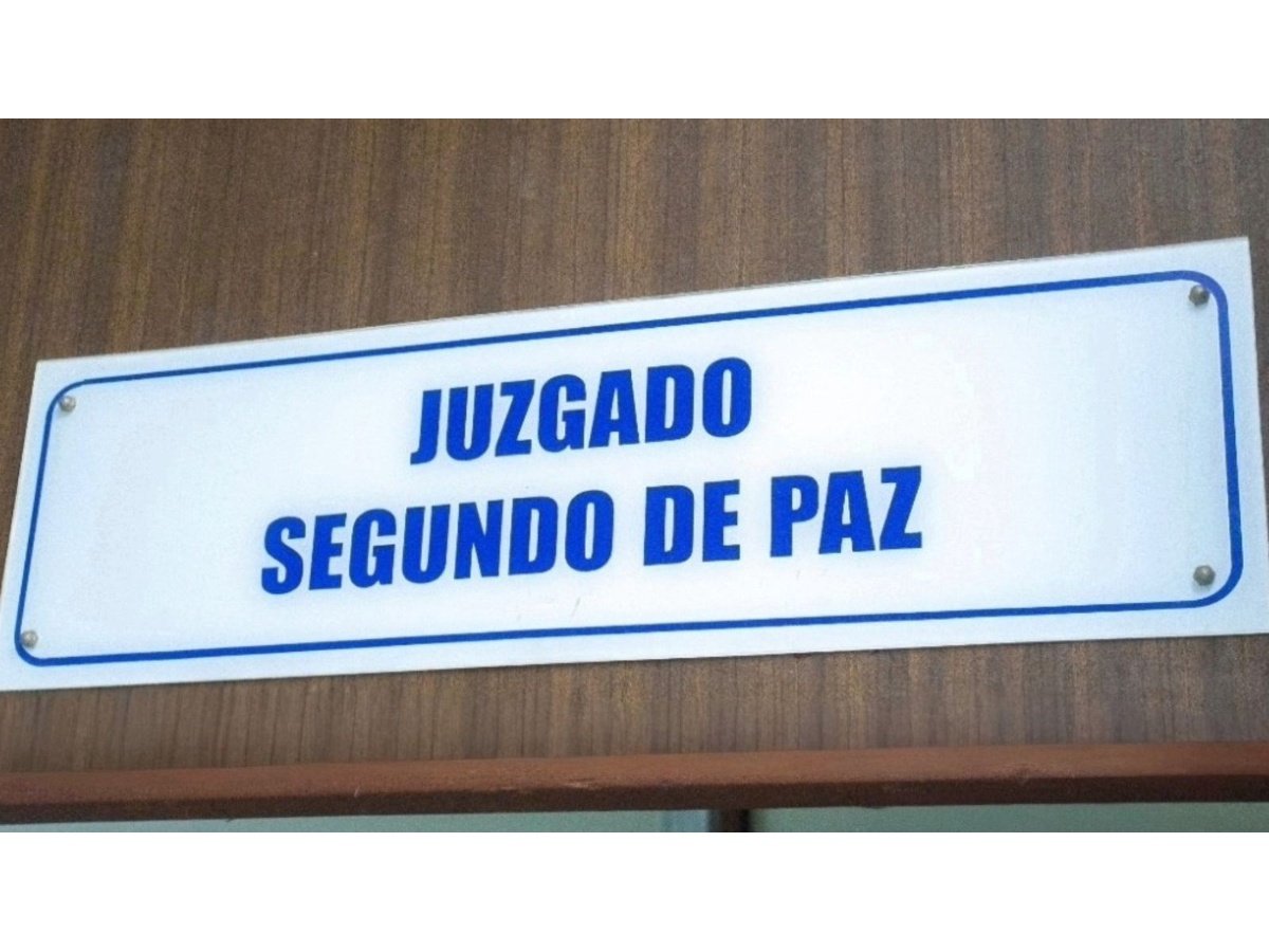 Joven enfrenta proceso judicial por presunto hurto de $1,648 en empresa de transferencias en Santa Ana