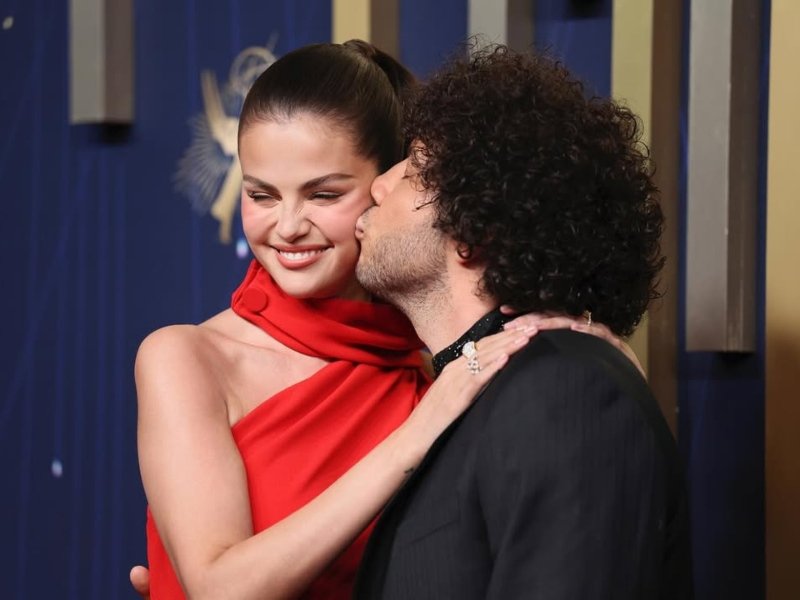 Selena Gomez y Benny Blanco generan debate tras gesto durante pódcast