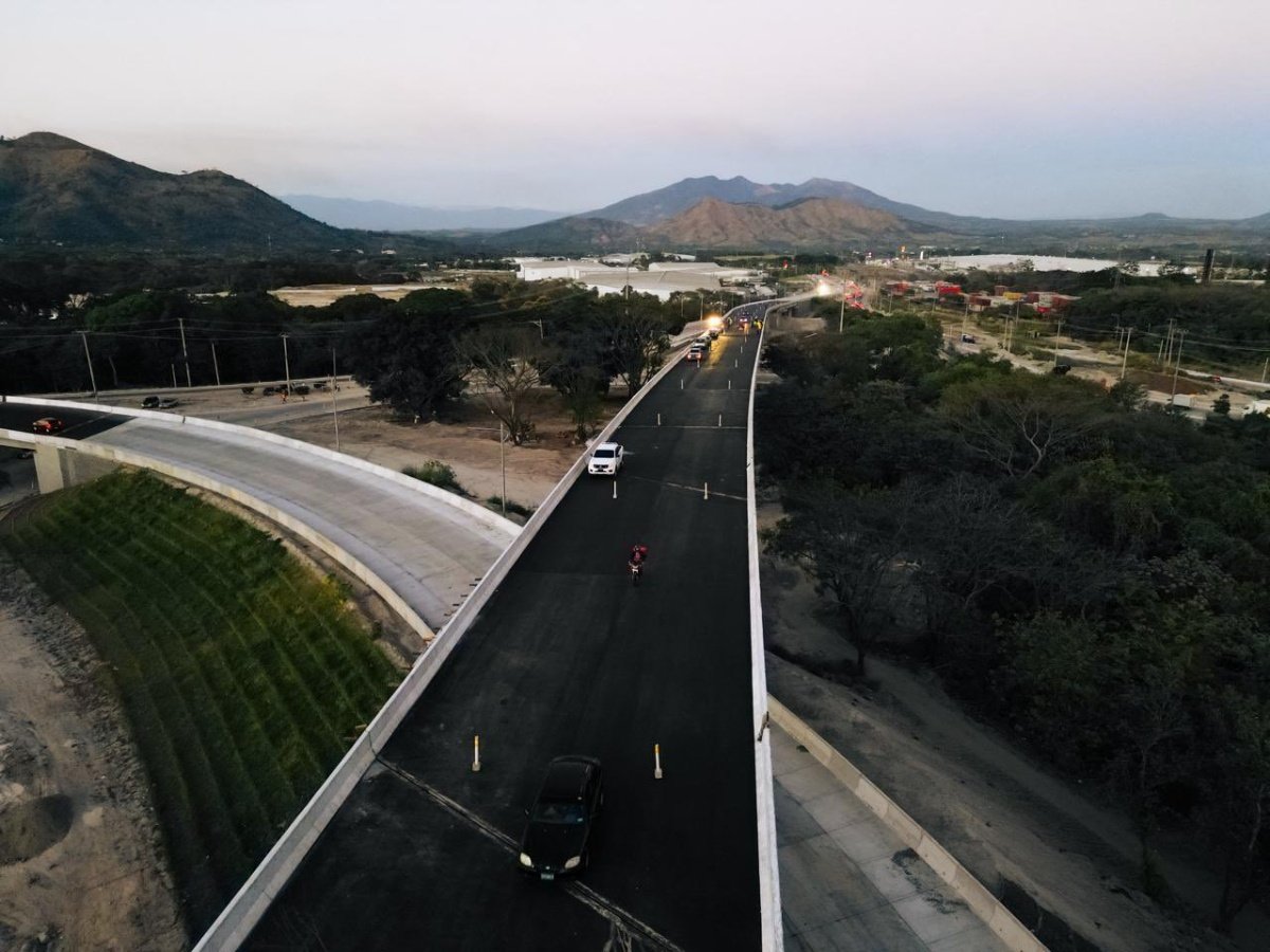 Gobierno solicita ratificación de préstamo para construcción de pasos a desnivel y mejora vial en San Salvador