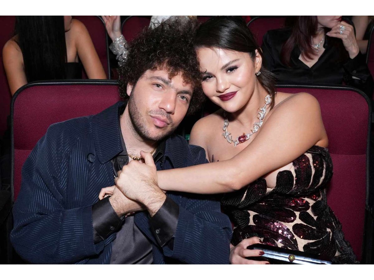 Selena Gomez genera debate tras besar el pie de su esposo Benny Blanco en podcast
