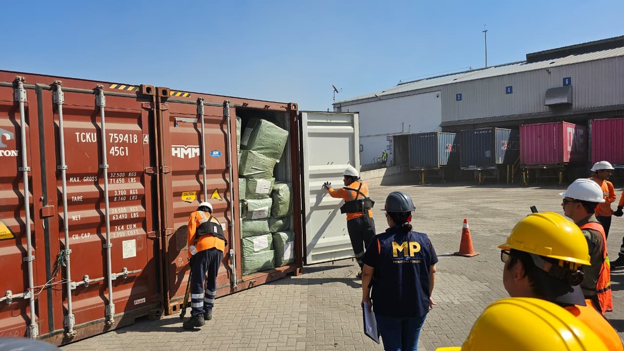 Ministerio Público realiza operativo en puerto de Escuintla y decomisa miles de productos presuntamente falsificados