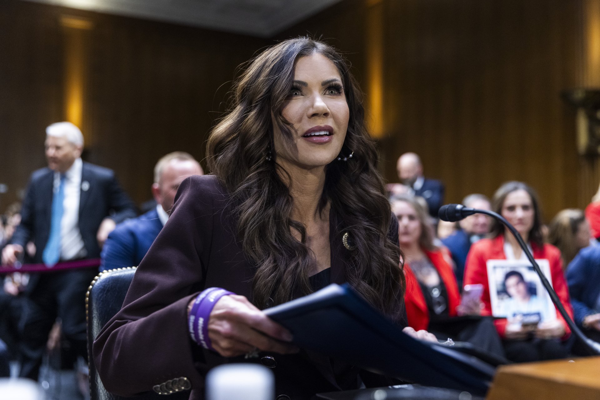 Kristi Noem enfrenta críticas en tensa audiencia por uso de la fuerza en operativo migratorio en EE. UU.