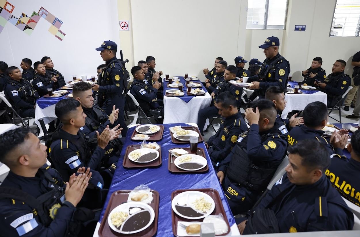 Mingob implementa bono de Q500 para alimentación policial y clausura comedores de la PNC