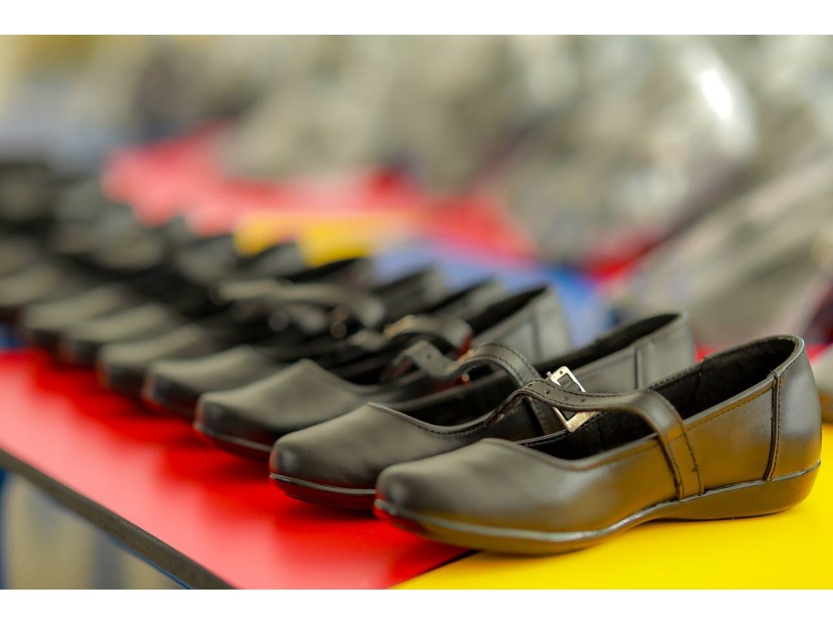 Persisten dificultades en entrega de uniformes y zapatos escolares en El Salvador