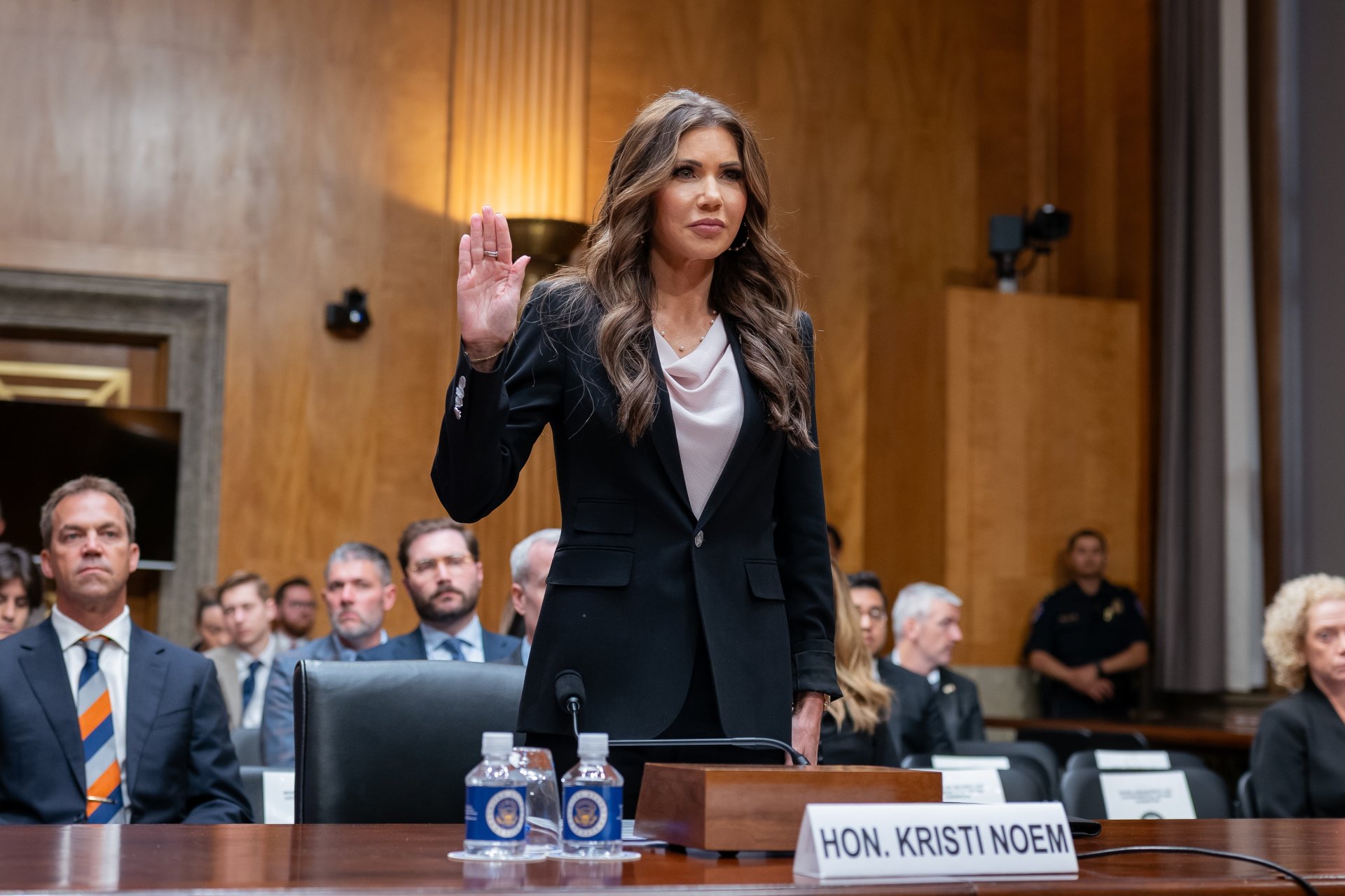 Donald Trump releva a Kristi Noem en el Departamento de Seguridad Nacional durante cierre del DHS