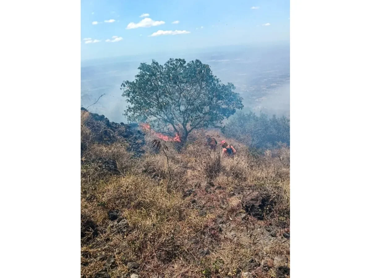 Incendio forestal mantiene activo el volcán Chaparrastique en zona norte de San Miguel Incendio forestal mantiene activo el volcán Chaparrastique en zona norte de San Miguel
