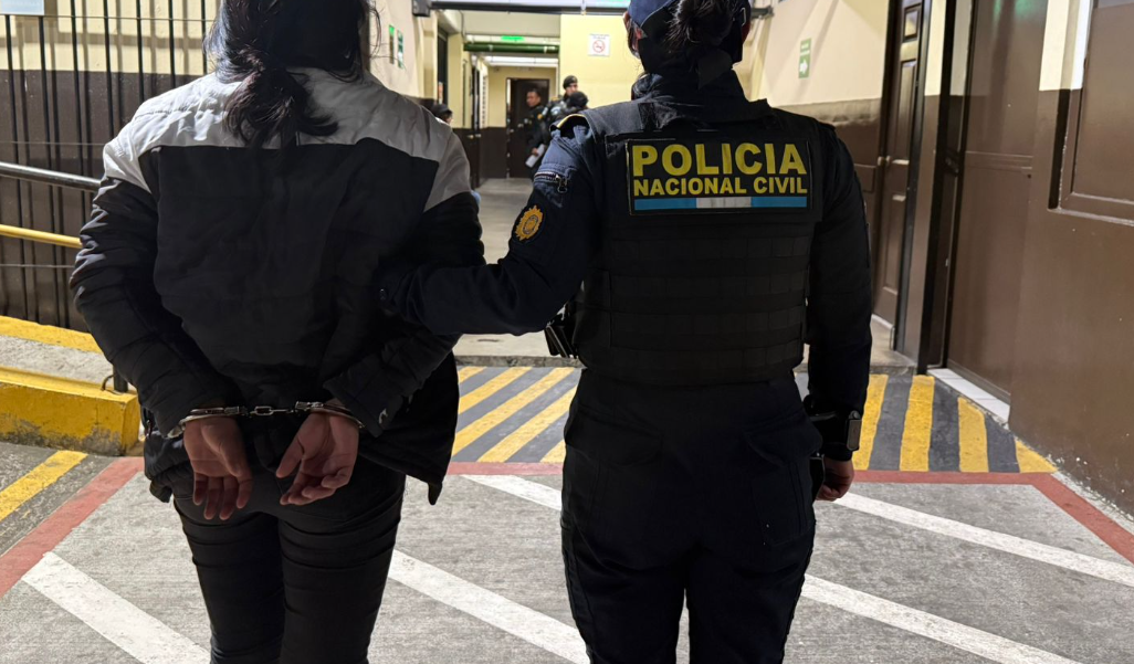 Capturan a mujer que fingía ser pandillera para extorsionar en Mixco con cinco órdenes de captura vigentes