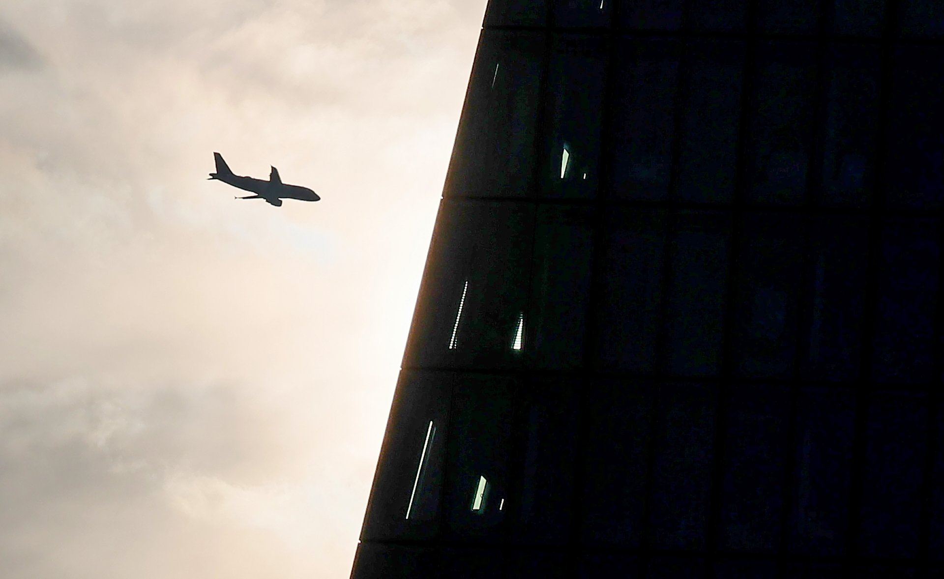 Video revela intento de aterrizaje de avión comercial en Israel durante alerta antimisiles