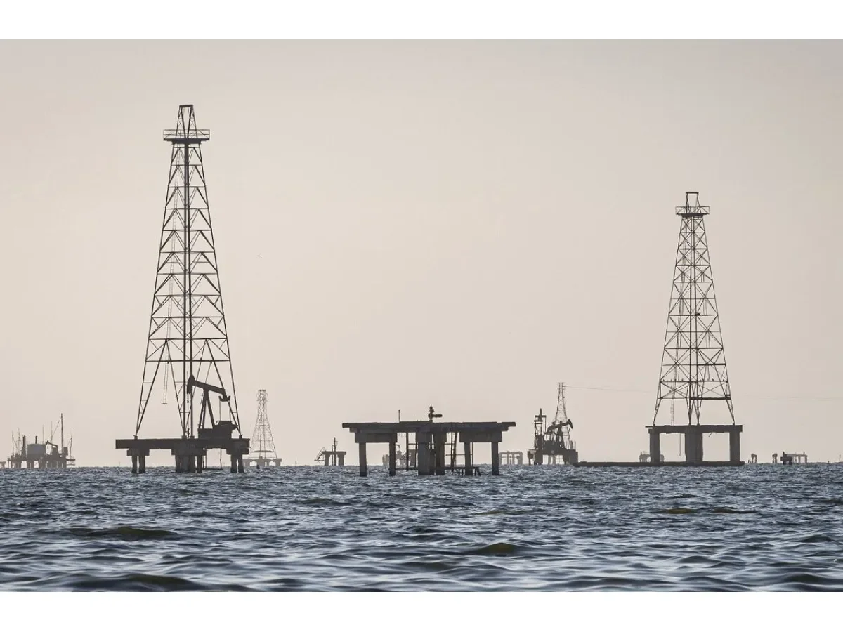 Precio del petróleo alcanza máximos no vistos desde 2024 por tensiones en Medio Oriente