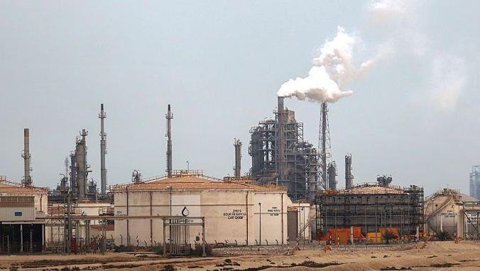 Precios del petróleo aumentan ante posible paralización total de producción en el Golfo por conflicto en Medio Oriente