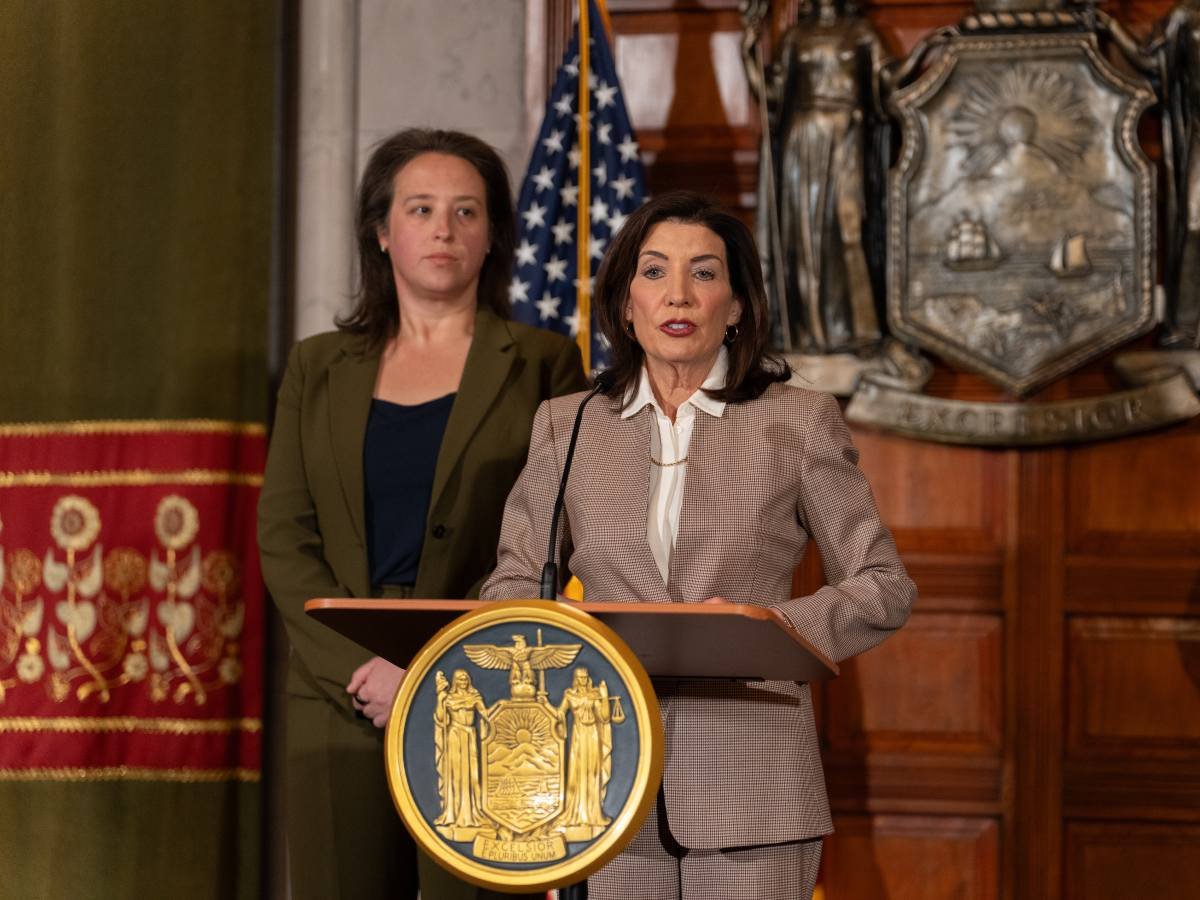 Gobernadora de Nueva York exige cese inmediato de redadas agresivas del ICE en el estado