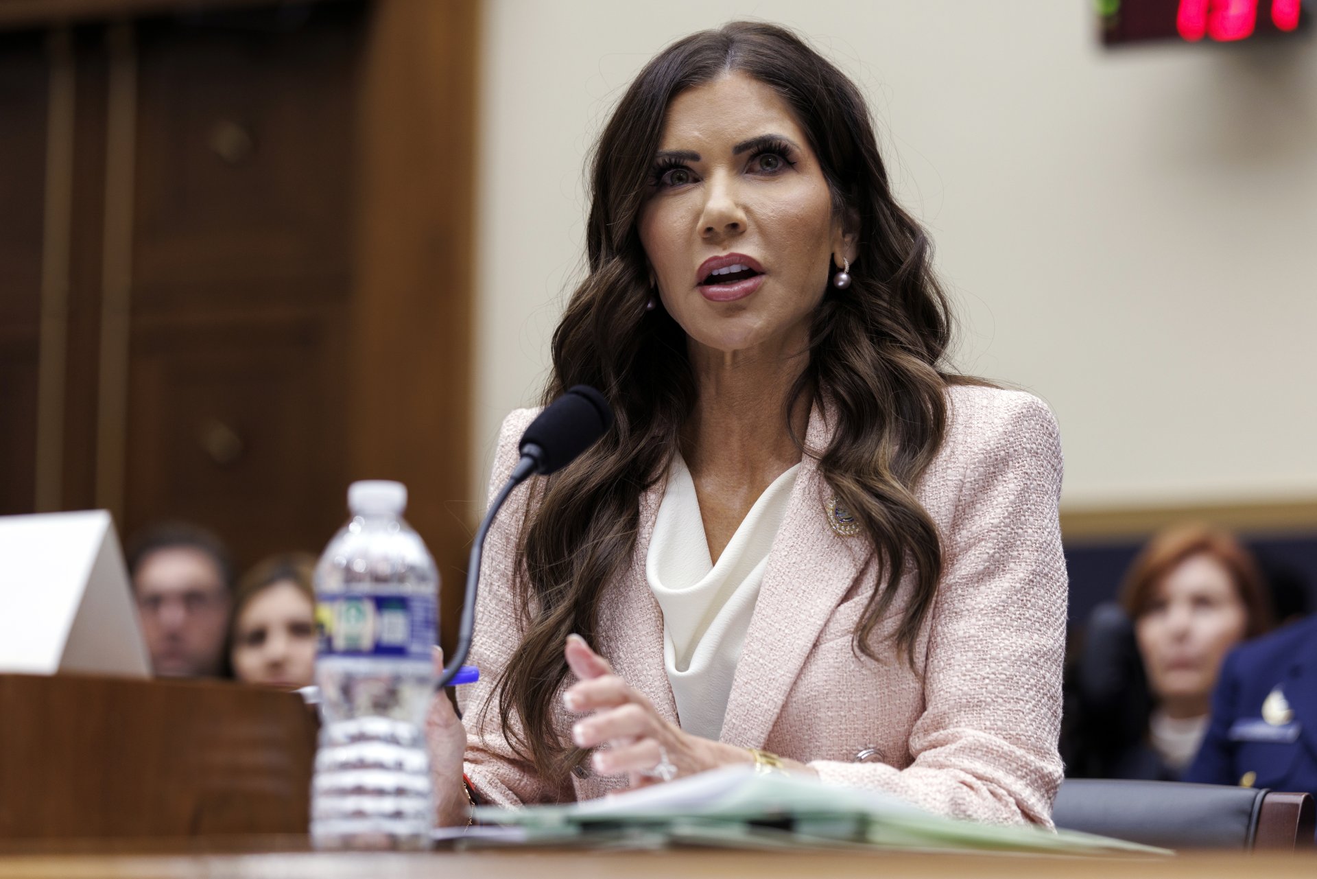 Controversia y cambios en el DHS: la salida de Kristi Noem y la campaña publicitaria que habría generado la decisión de Trump Controversia y cambios en el DHS: la salida de Kristi Noem y la campaña publicitaria que habría generado la decisión de Trump