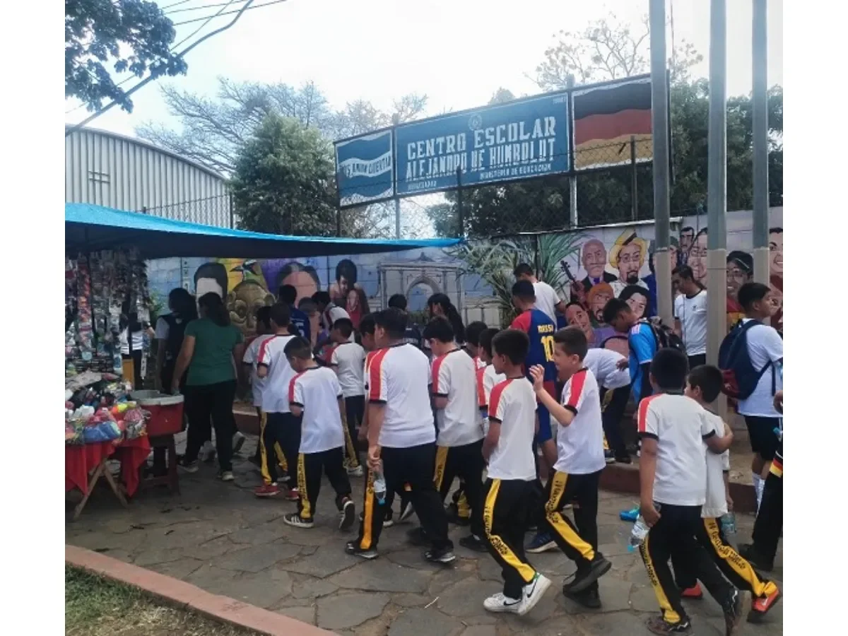 Más del 50% de escuelas en la zona occidental de El Salvador no ha recibido paquetes escolares