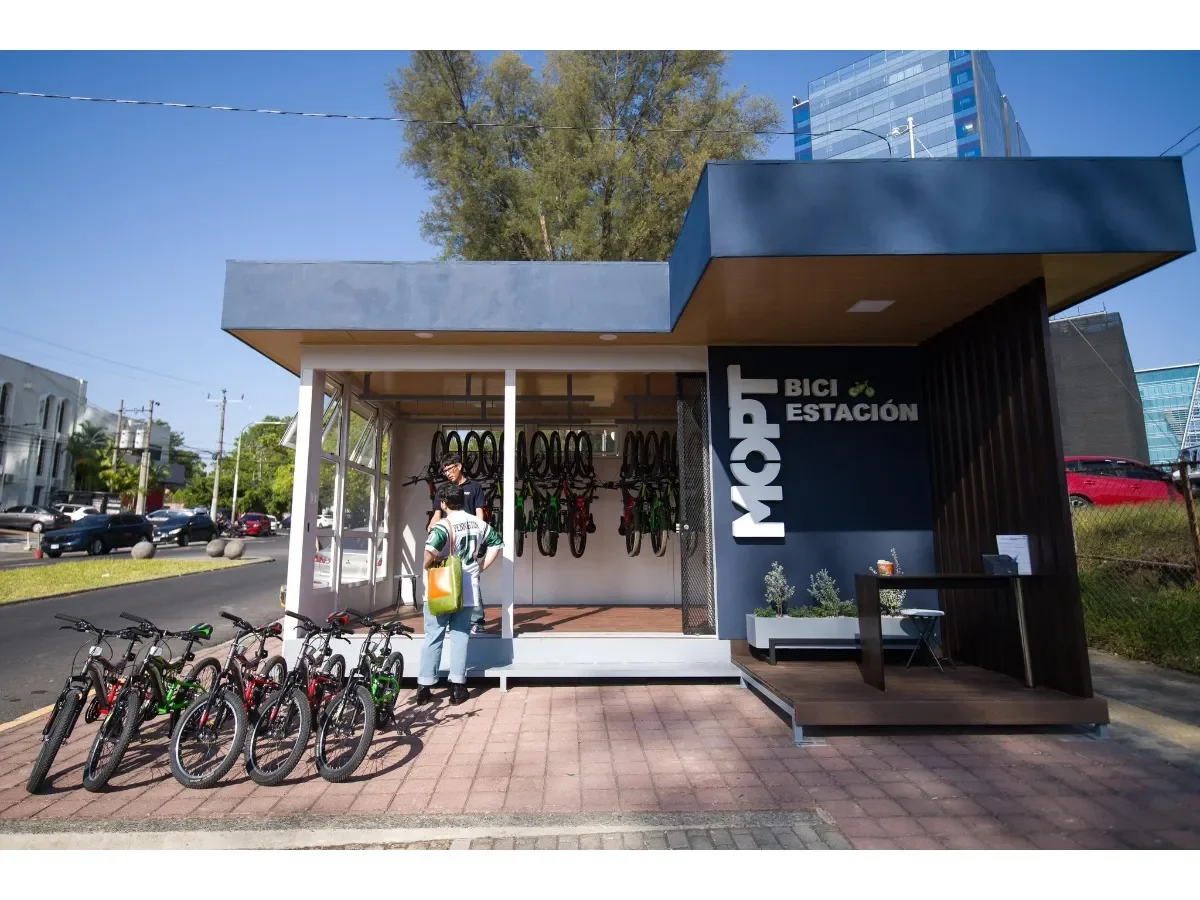 Inauguran nueva bici estación en Zona Rosa para promover movilidad sostenible en San Salvador