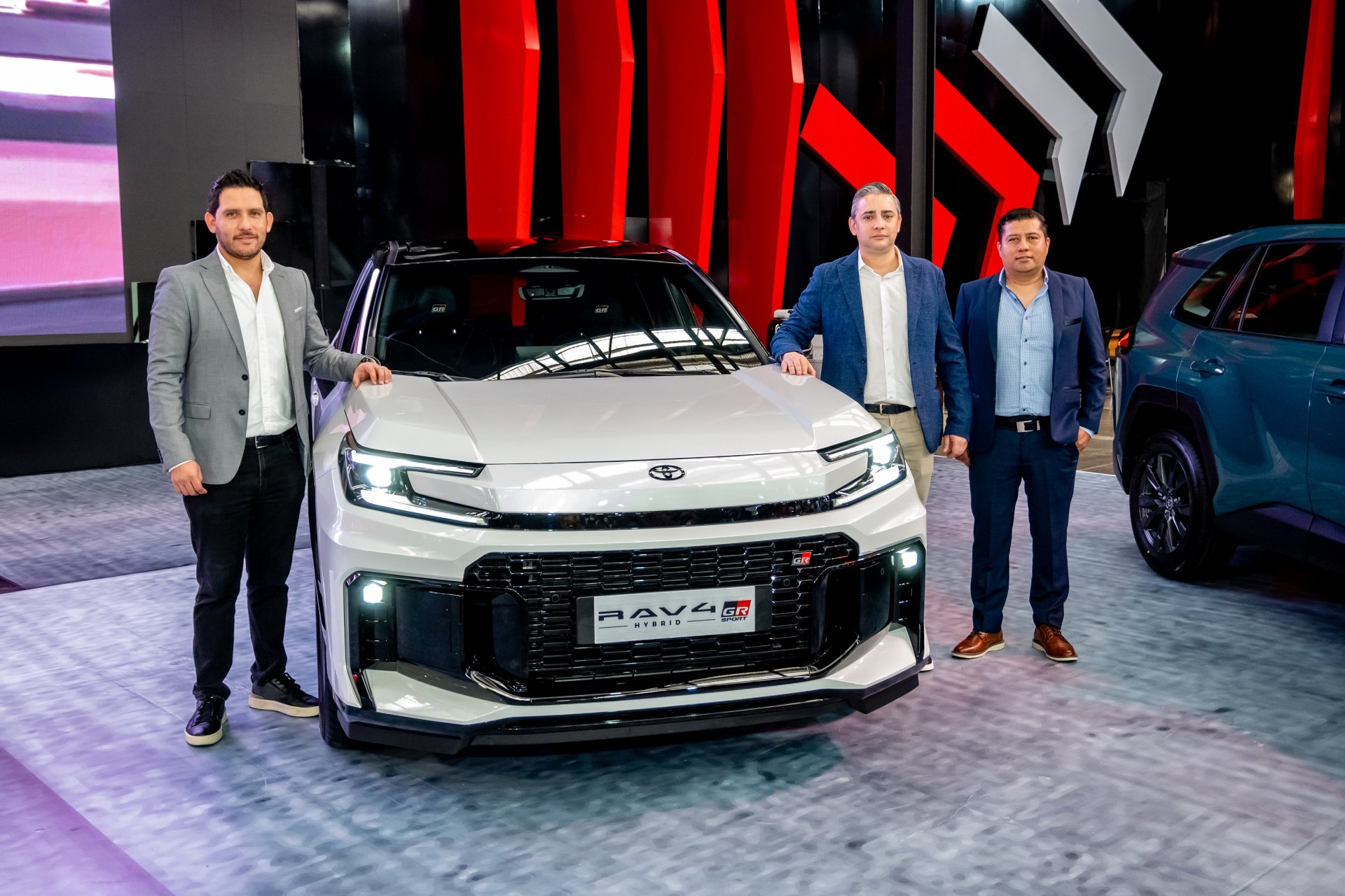 Toyota RAV4 2027 llega a Guatemala con innovador diseño Hammerhead y tecnología avanzada