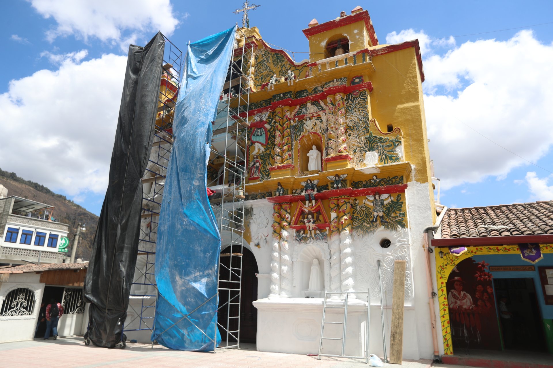 Vecinos de San Andrés Xecul muestran descontento por intervención no autorizada en iglesia histórica