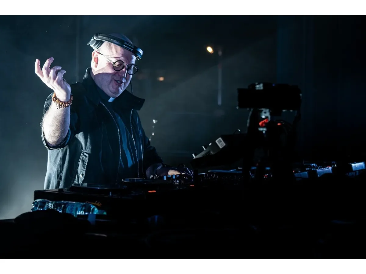 El Padre Guilherme une fe y música electrónica en una noche histórica en la UCA