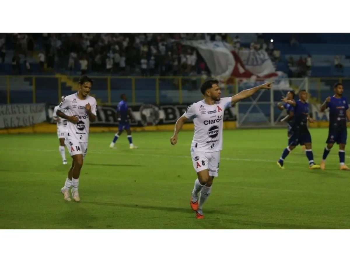 Alianza supera con dificultad a Fuerte San Francisco en un duelo lleno de emociones