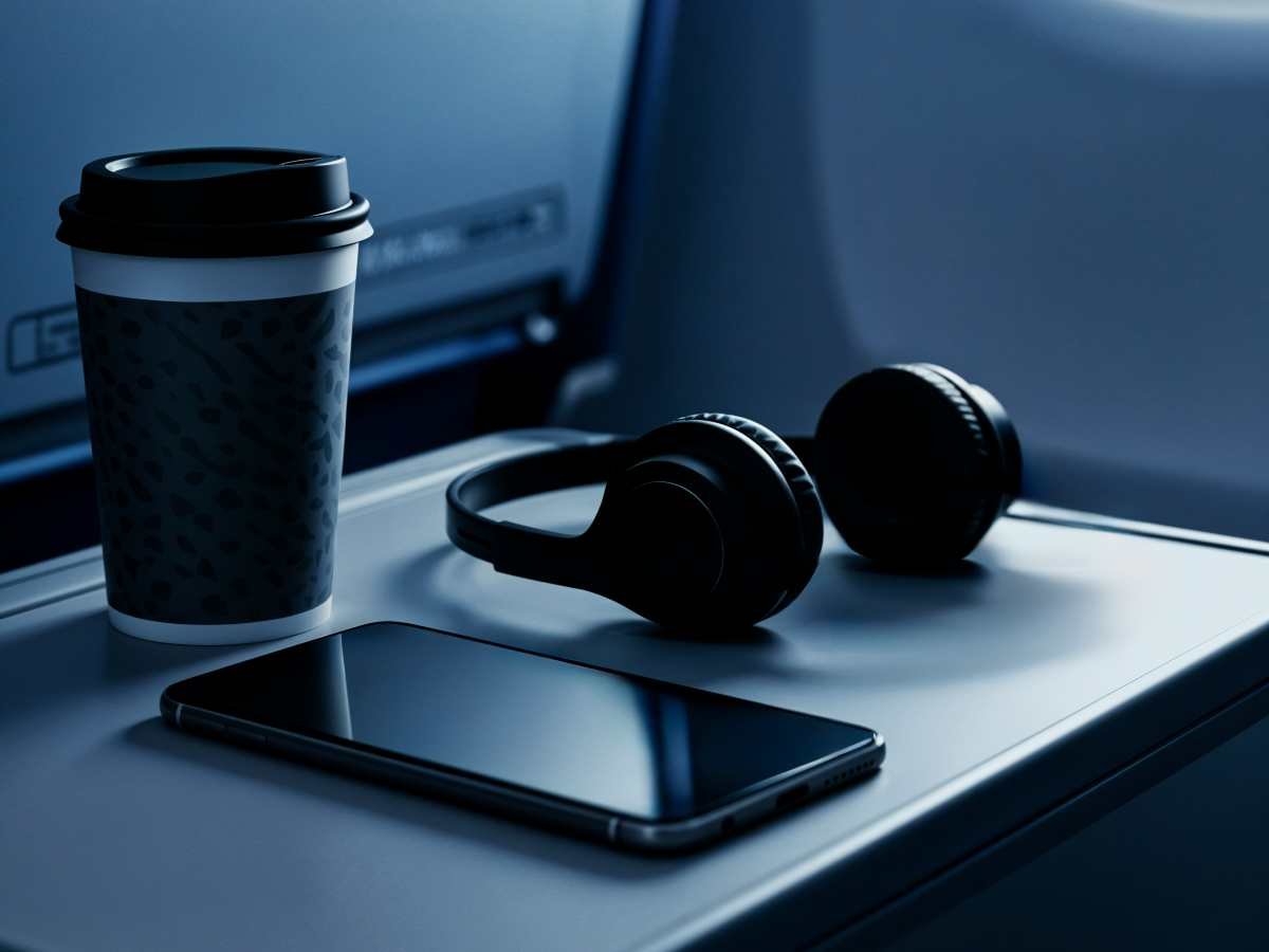 United Airlines implementa sanciones para pasajeros que no usen audífonos en vuelos