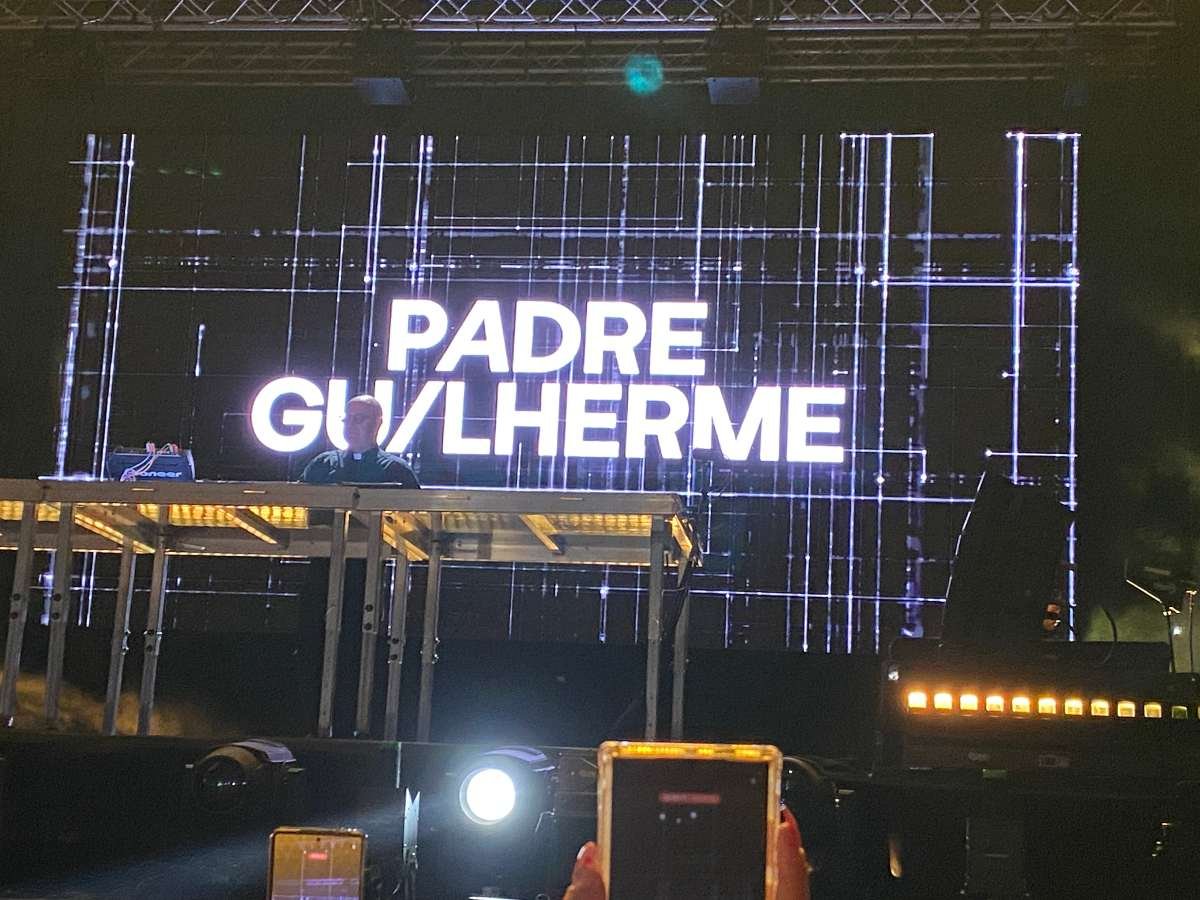 Padre Guilherme fusiona fe y música electrónica en vibrante concierto en San Salvador Padre Guilherme fusiona fe y música electrónica en vibrante concierto en San Salvador