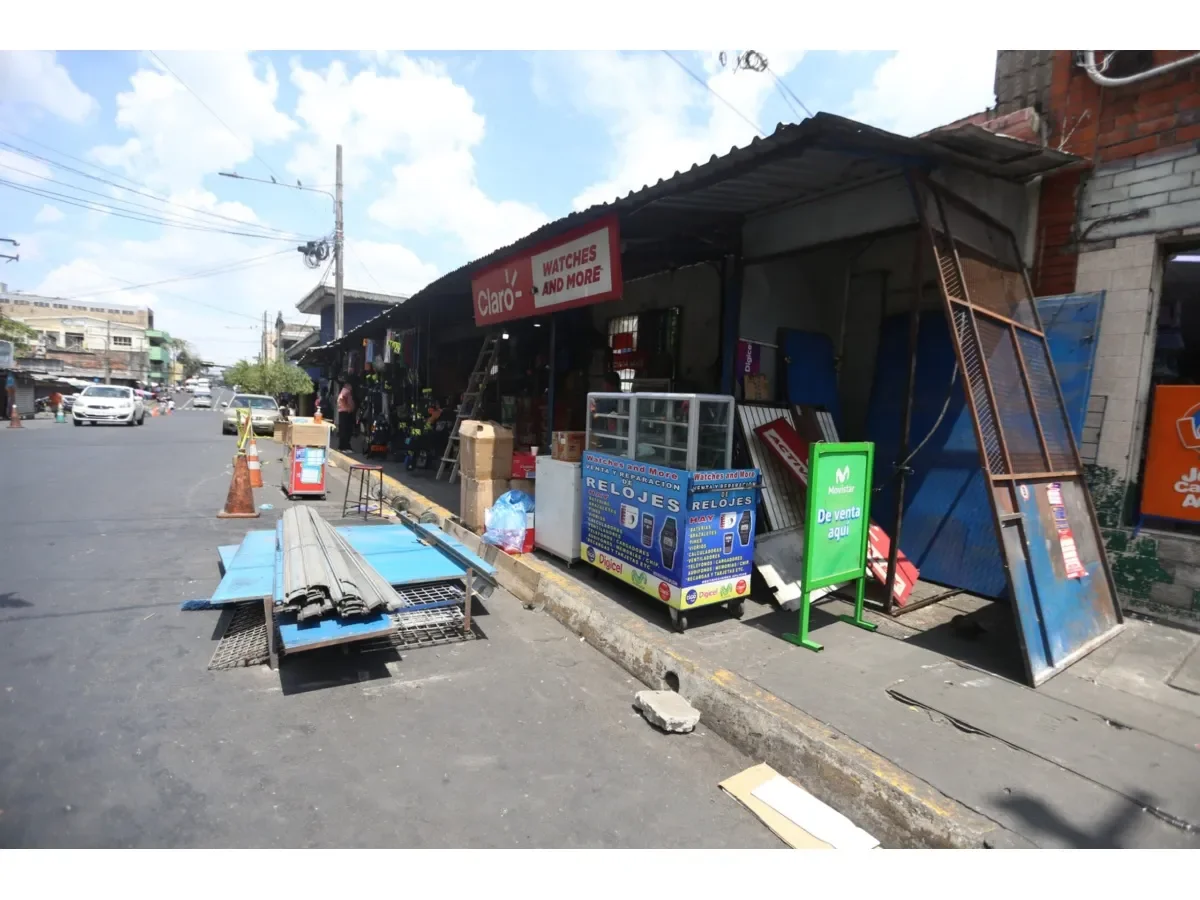 Comerciantes de avenida España y 1.ª calle poniente enfrentan desalojos en el Centro Histórico de San Salvador