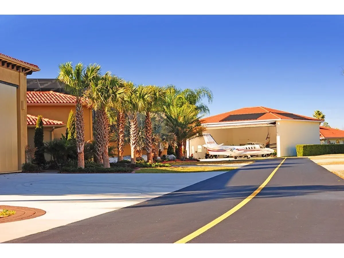 Spruce Creek: La comunidad residencial en Florida donde las calles son pistas de aterrizaje y cada hogar tiene su propio hangar