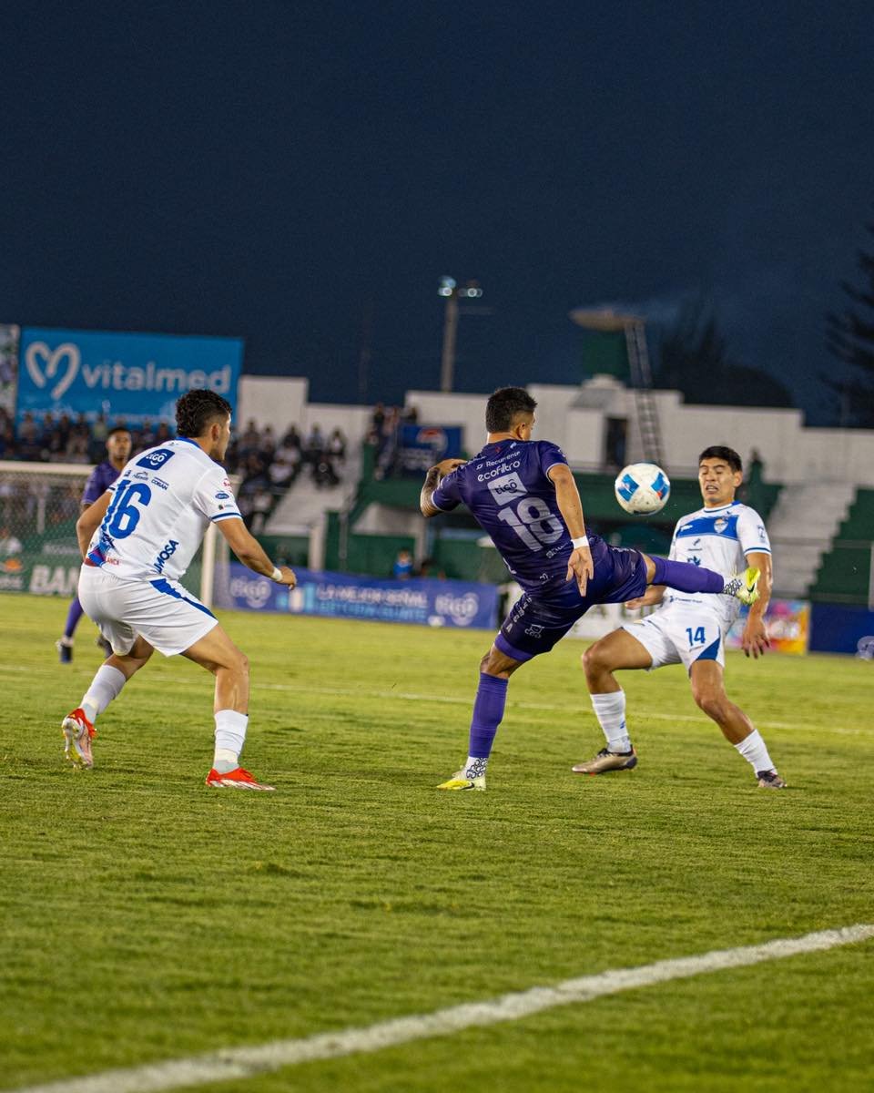 Clausura 2026: Cobán Imperial rescata empate 2-2 ante Antigua GFC con penal en tiempo de descuento